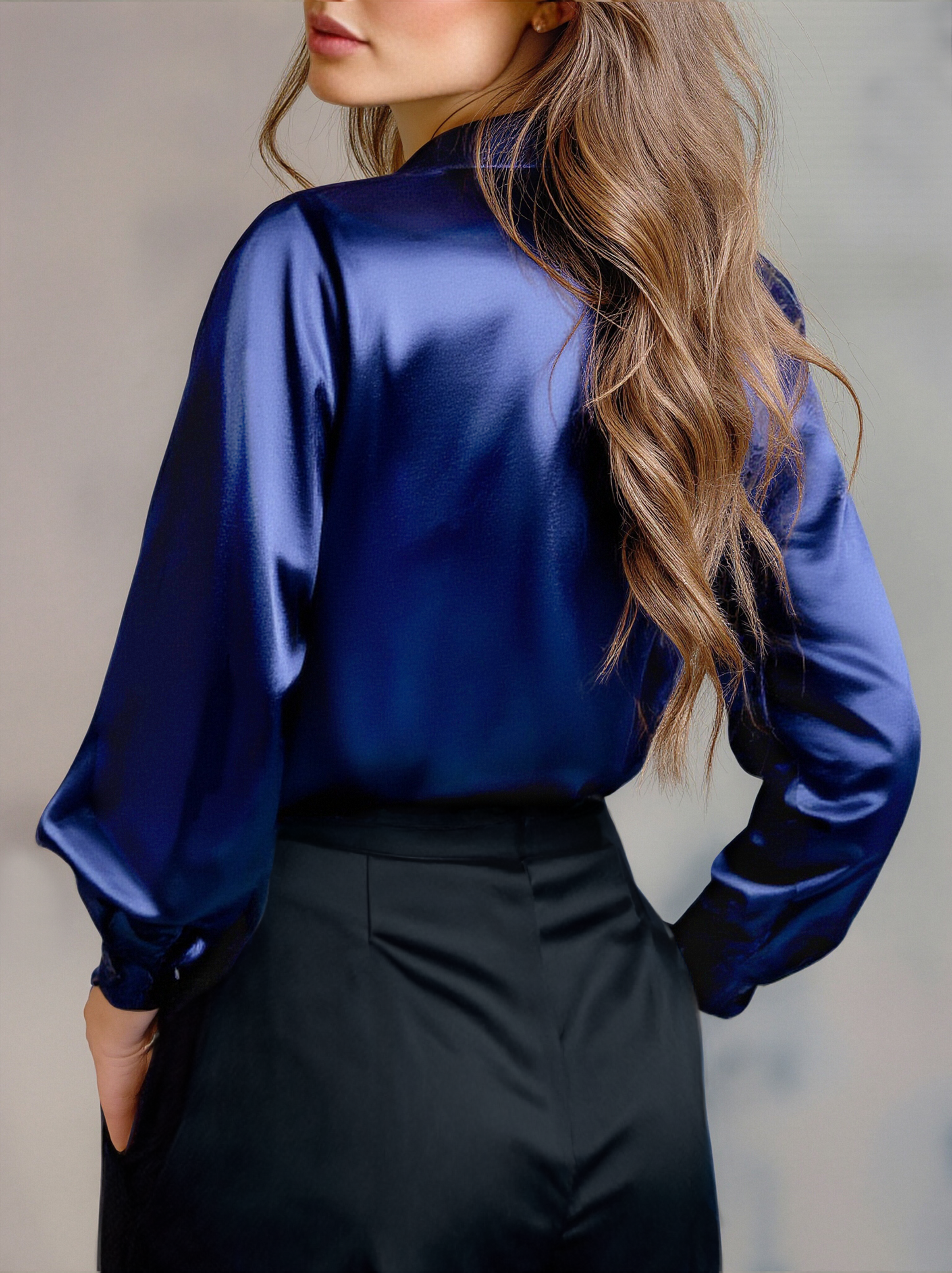 Blusa Elegante in Seta Nera con Maniche Lunghe