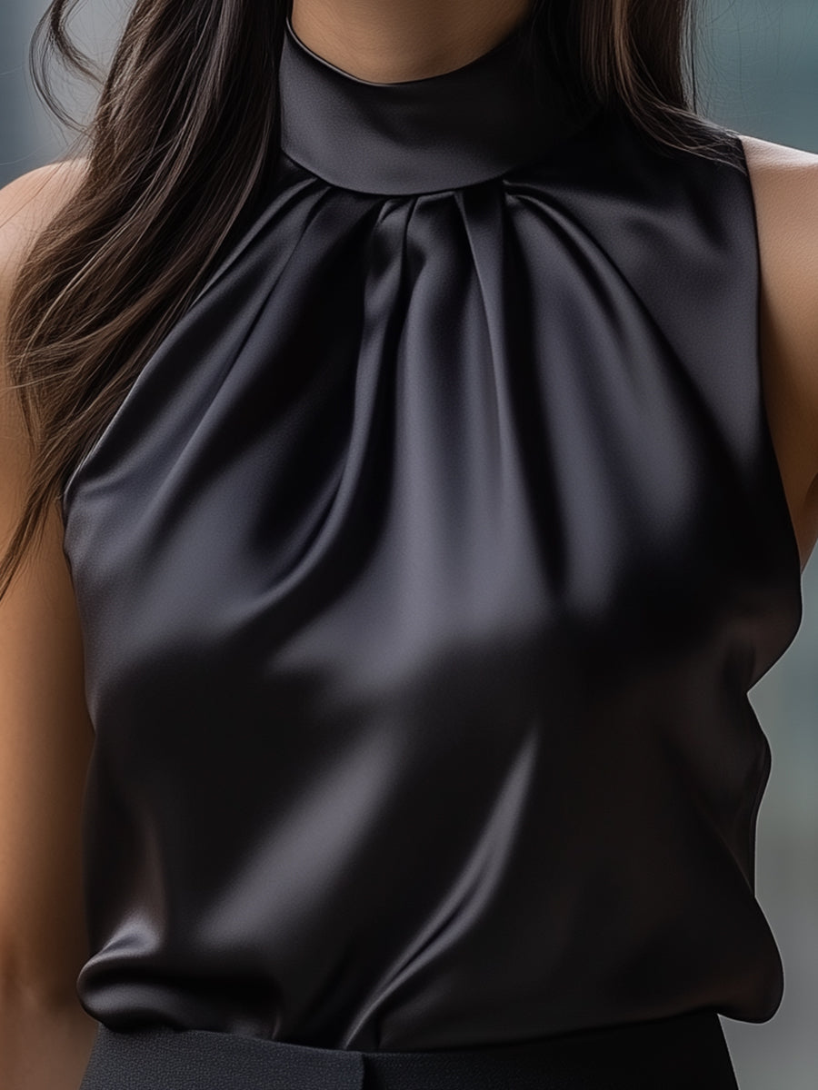 Blusa senza maniche in satin nero con collo alto